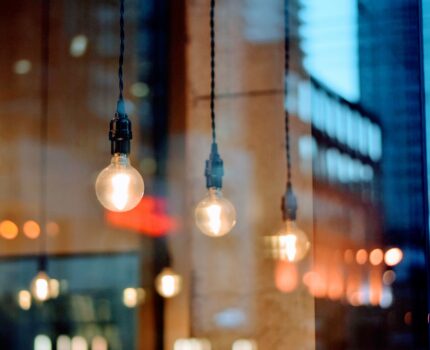Tanie lampy ścienne: stylowe i funkcjonalne oświetlenie bez nadmiernych wydatków