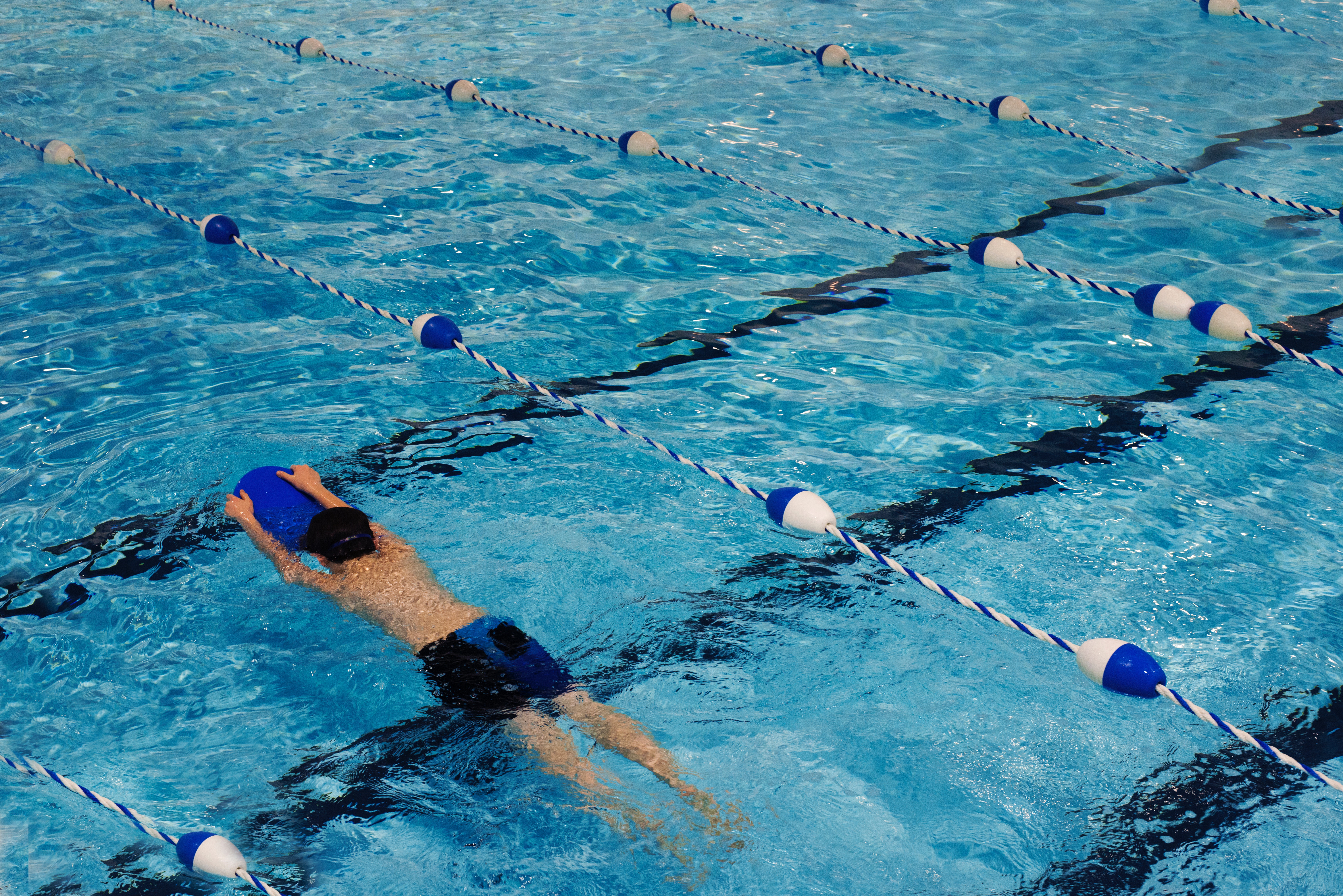 Kurs instruktora pływania – jak doskonalić umiejętności i bezpieczeństwo w nauczaniu pływania
